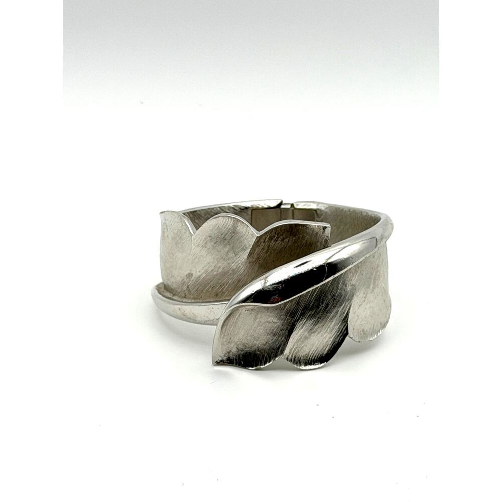 Vintage Crown Trifari Silver Tone Leaf Hinged Bangle Bracelet Textured Wrap Cuff